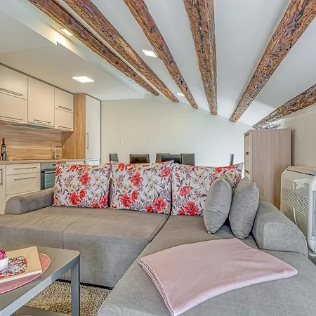 Nikola Apartamento